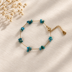 Goudkleurige armband Azur Helderblauw met verlengketting op linnen