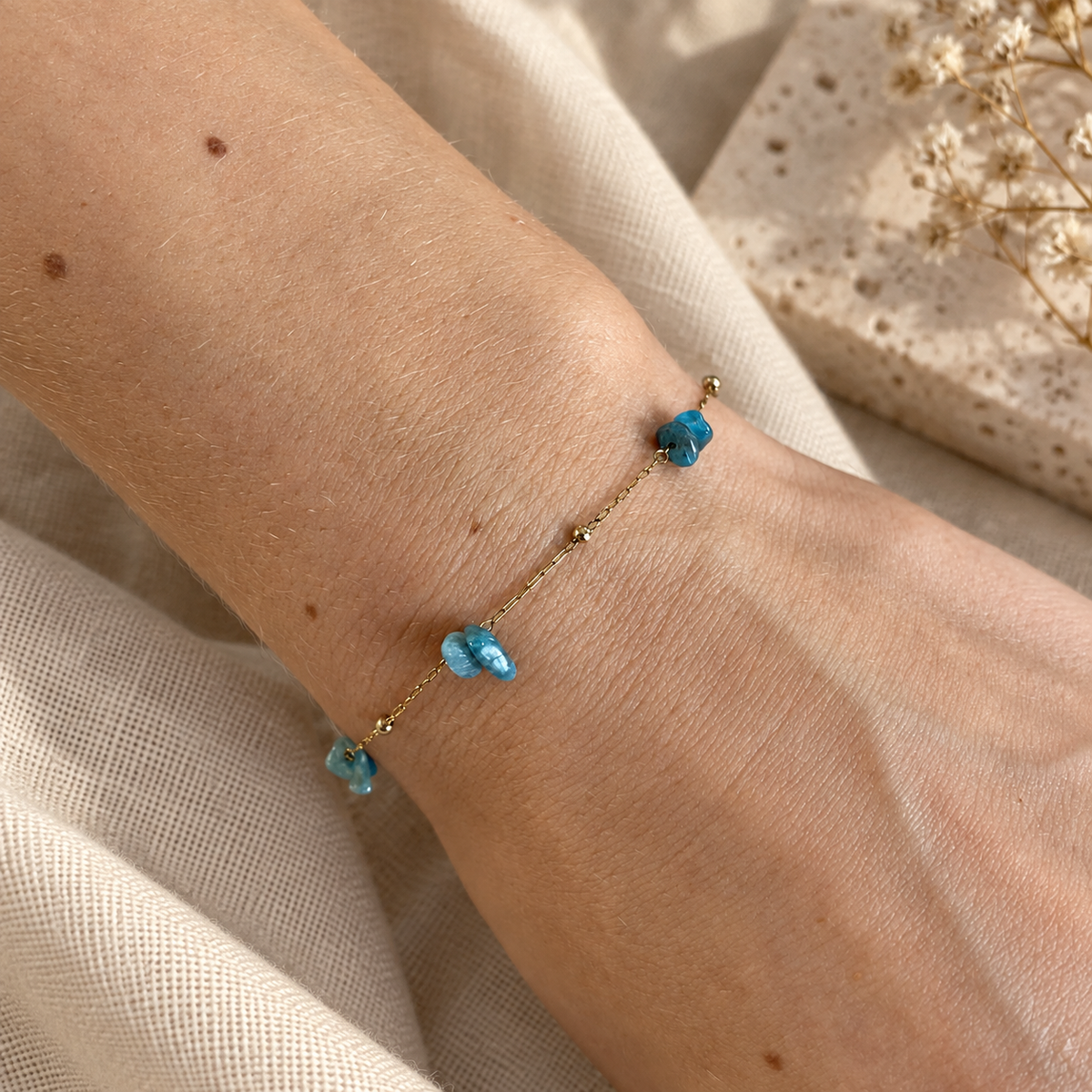 Goudkleurige armband Sola Helderblauw met blauwe steentjes om een pols