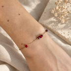 Goudkleurige armband Cala Dieprood om een pols