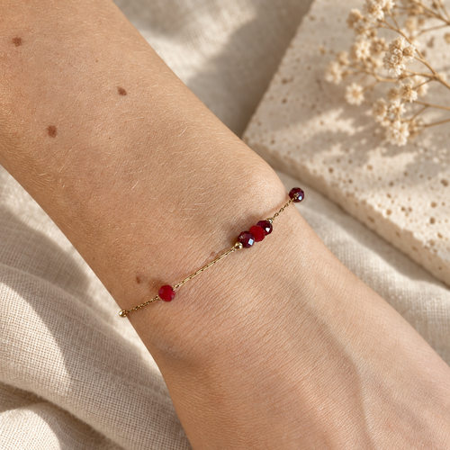 Goudkleurige armband Cala Dieprood om een pols