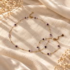 Goudkleurige set Sola Paars met ketting en armband op licht linnen