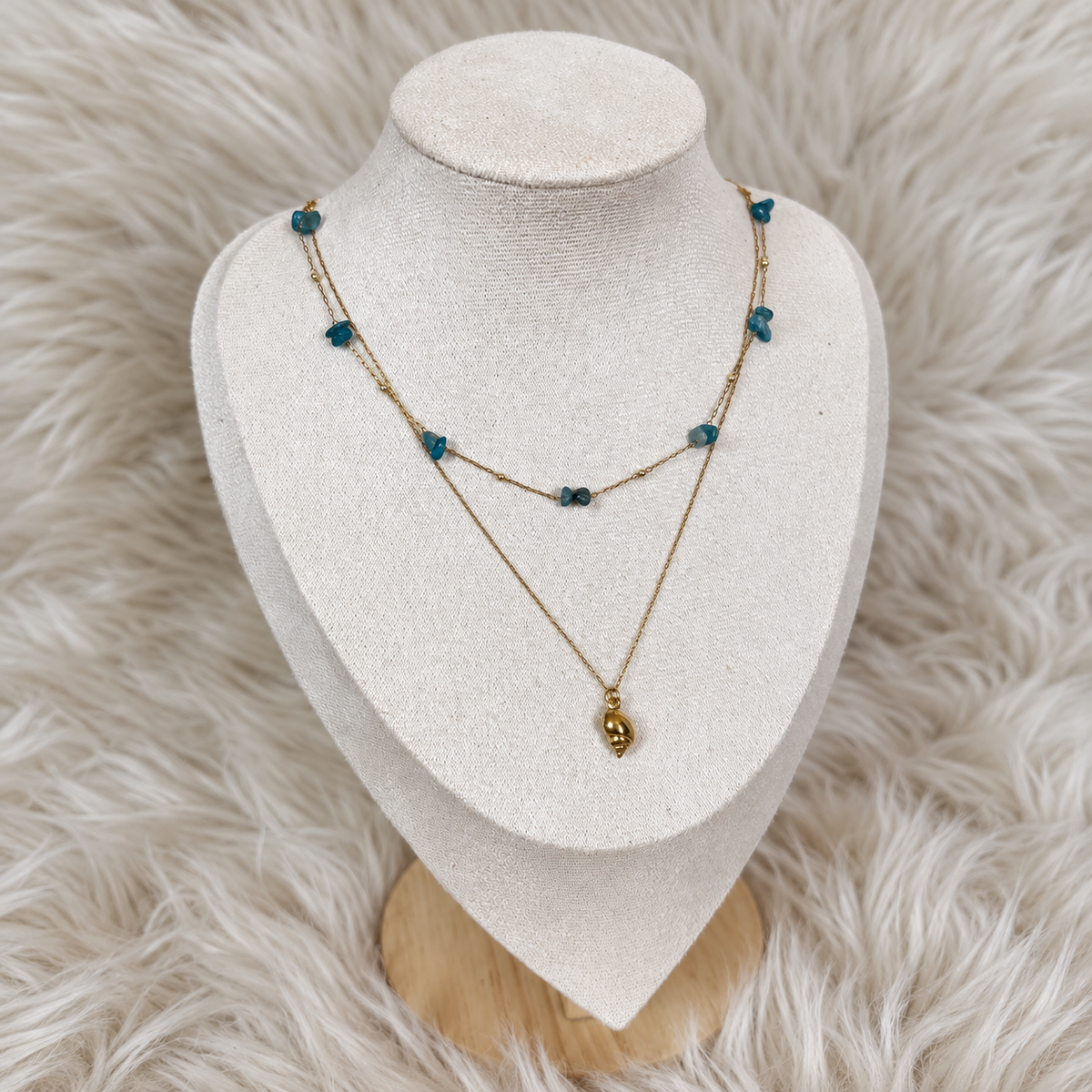 Layered ketting Stella met helderblauwe natuursteentjes en schelpje