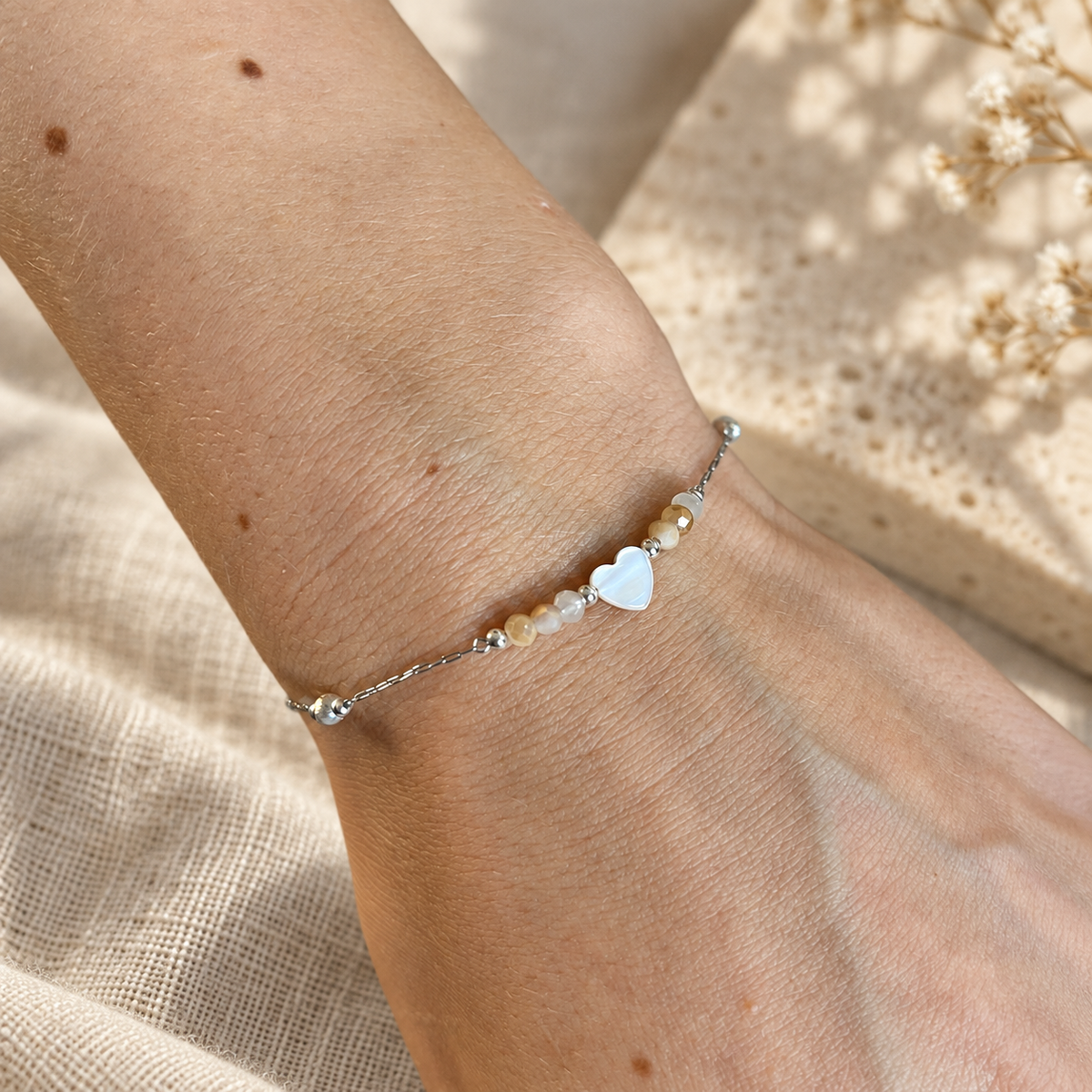 Zilverkleurige armband Amora Blush om een pols