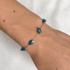 Goudkleurige armband Azur Helderblauw om een pols