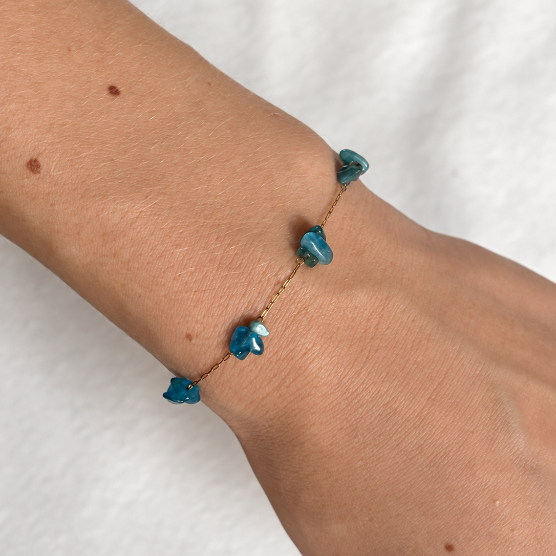 Goudkleurige armband Azur Helderblauw om een pols