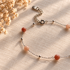 Zachtroze natuursteenkralen en zilverkleurige details van set Isla Vintage Rose