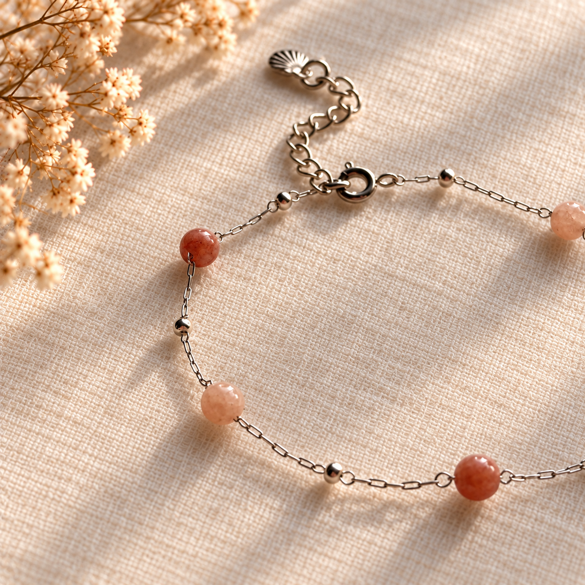 Zachtroze natuursteenkralen en zilverkleurige details van set Isla Vintage Rose