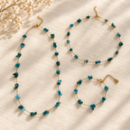 Goudkleurige set Azur Helderblauw met ketting en armband op linnen