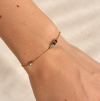 Goudkleurige armband Lune Smoke om een pols