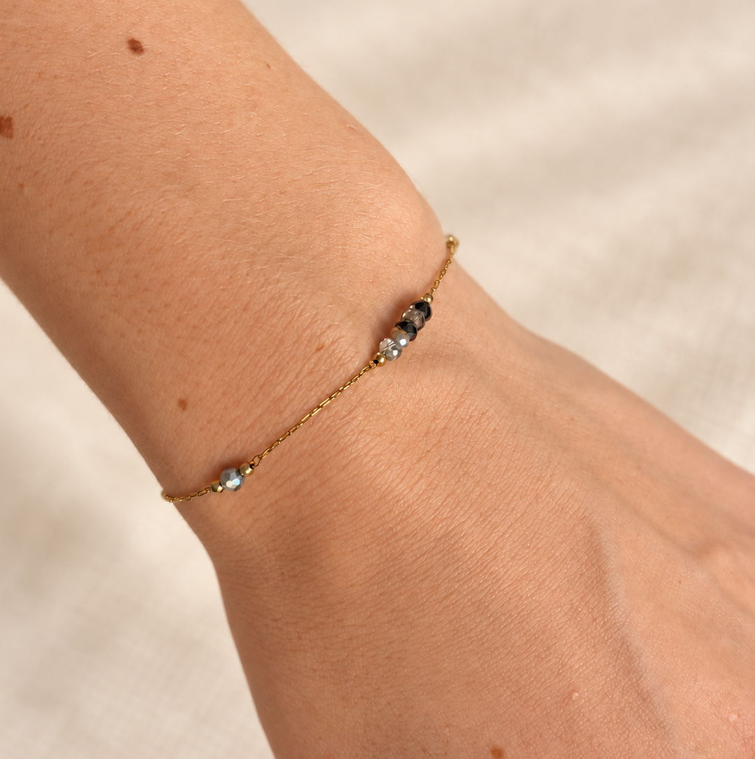 Goudkleurige armband Lune Smoke om een pols