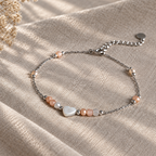 Zilverkleurige armband Amora Blush met lichte kralen op linnen