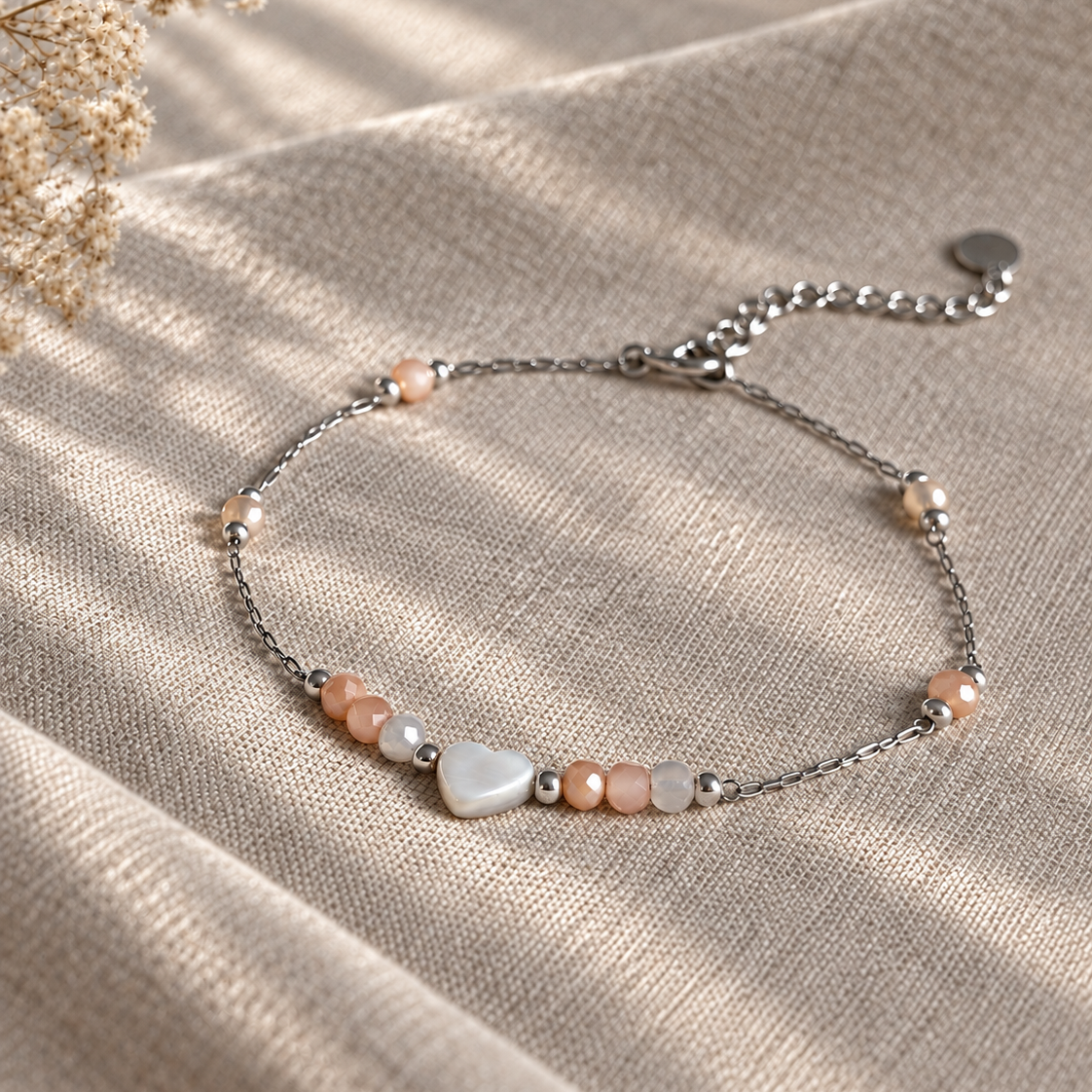 Zilverkleurige armband Amora Blush met lichte kralen op linnen