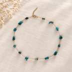 Goudkleurige ketting Azur Helderblauw op lichte stof