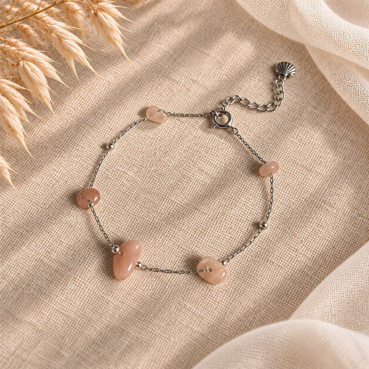 Zilverkleurige armband Dune met roze maansteen op linnen