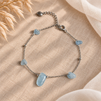 Zilverkleurige armband Dune met aquamarijn op licht linnen