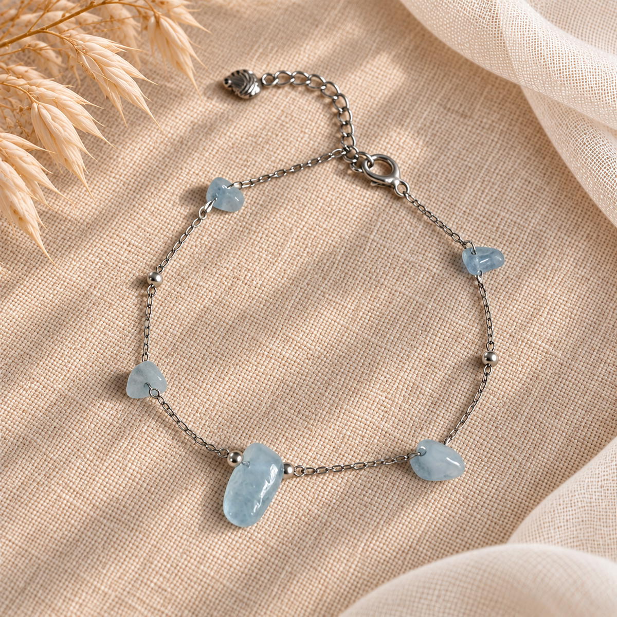 Zilverkleurige armband Dune met aquamarijn op licht linnen