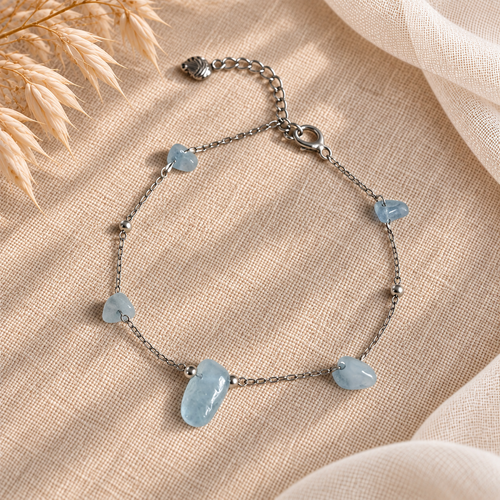 Zilverkleurige armband Dune met aquamarijn op licht linnen