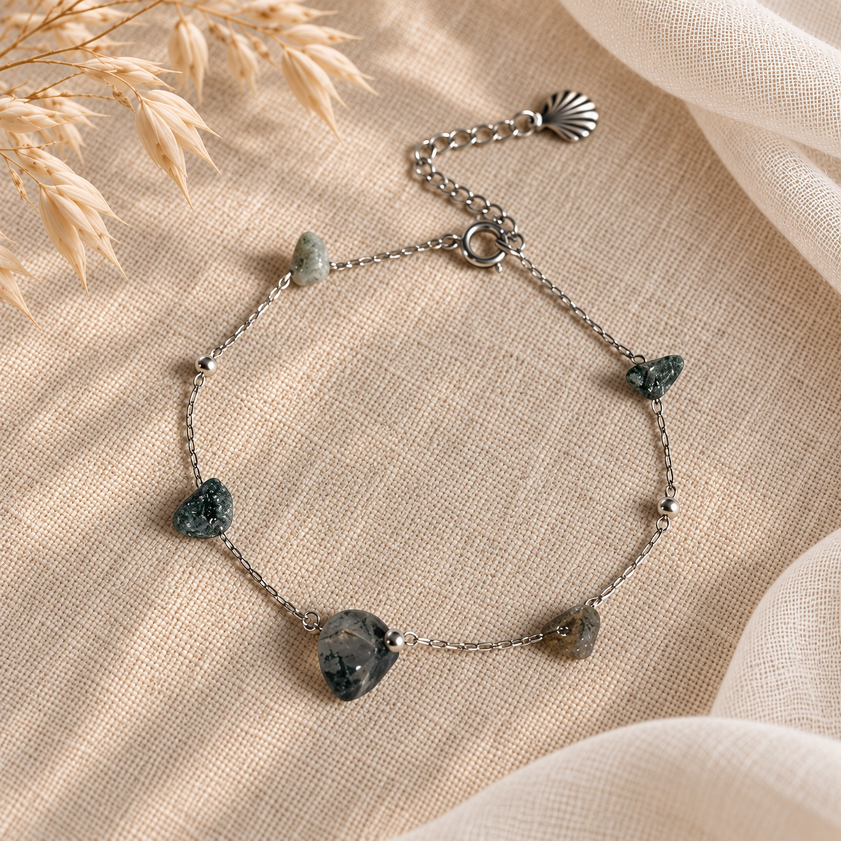 Zilverkleurige armband Dune met groen gemarmerde mosagaat op linnen
