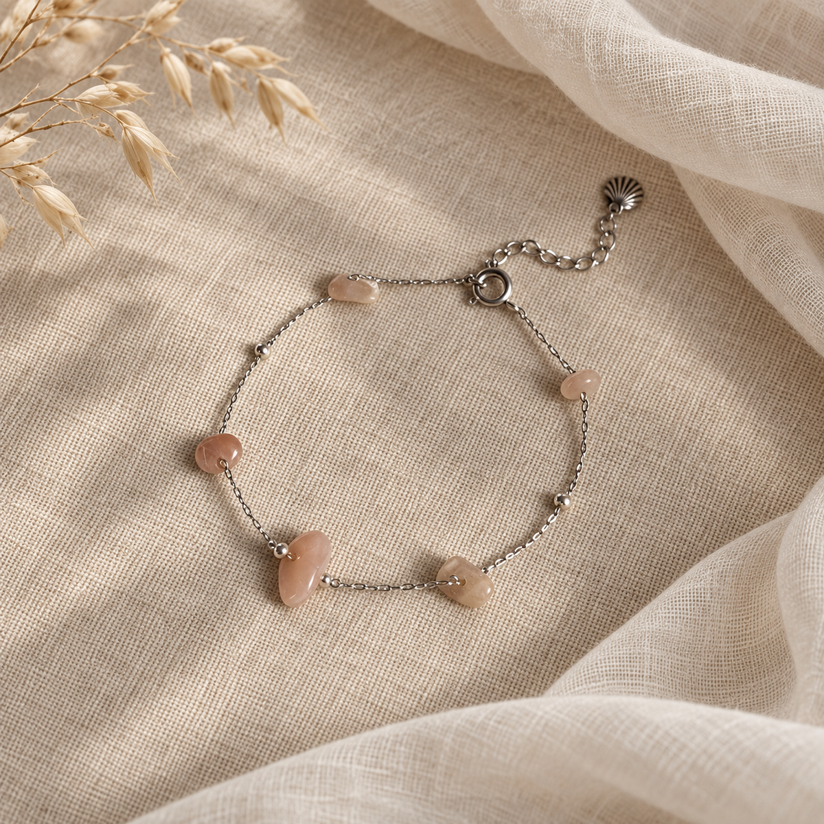 Zilverkleurige armband Dune met roze maansteen en schelpje