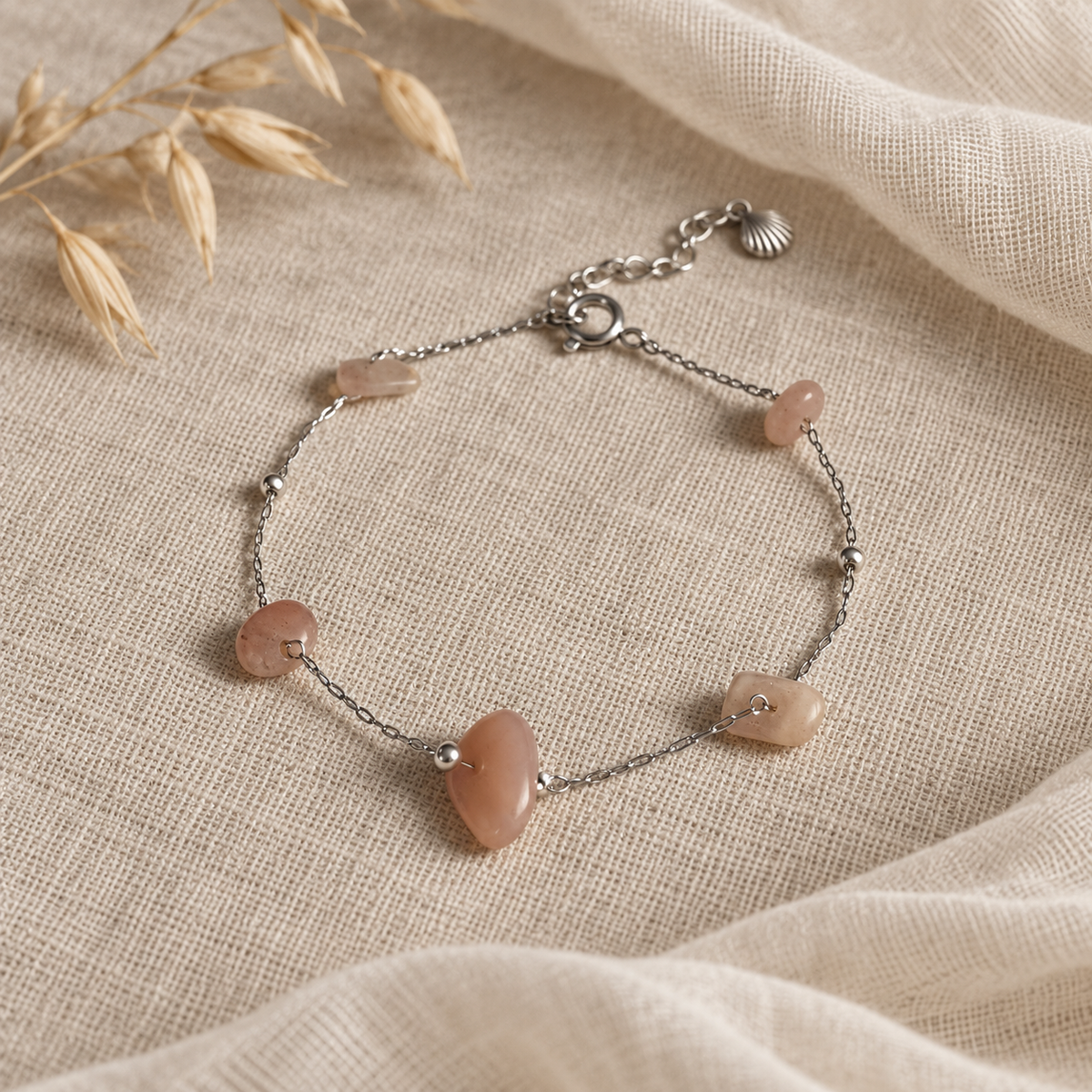 Zilverkleurige armband Dune met roze maansteen op licht linnen