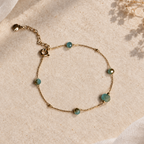 Goudkleurige armband Riva Oceaangroen met groenblauwe kralen op lichte steen