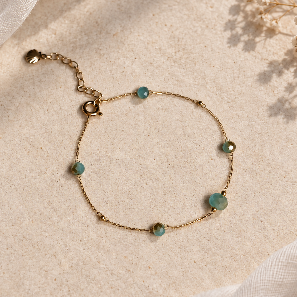Goudkleurige armband Riva Oceaangroen met groenblauwe kralen op lichte steen