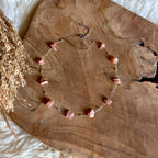 Korte zilverkleurige Lumi-ketting met roze maansteen op hout