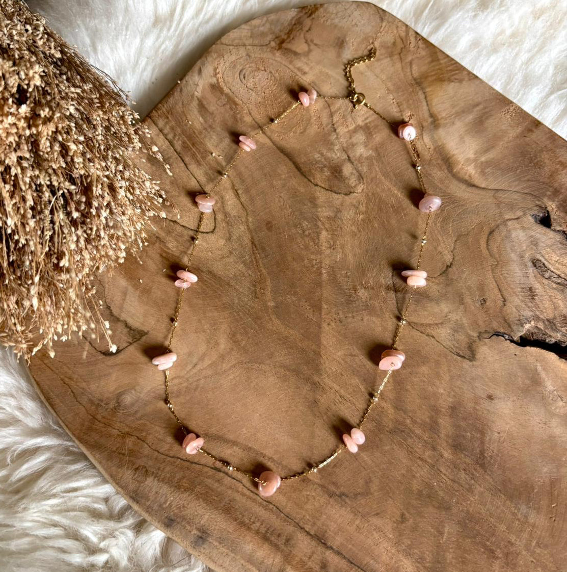 Lange goudkleurige Lumi-ketting met roze maansteen op hout