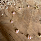 Detail van goudkleurige Lumi-ketting met echte roze maansteen