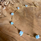 Detail van goudkleurige Lumi-ketting met echte aquamarijn
