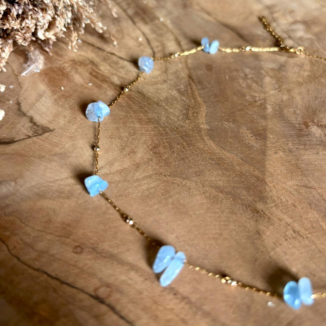 Detail van goudkleurige Lumi-ketting met echte aquamarijn