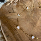 Detail van goudkleurige Alba-ketting met ronde rozenkwarts