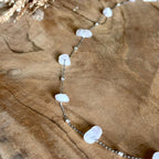 Detail van zilverkleurige Alba-ketting met lichtroze rozenkwarts