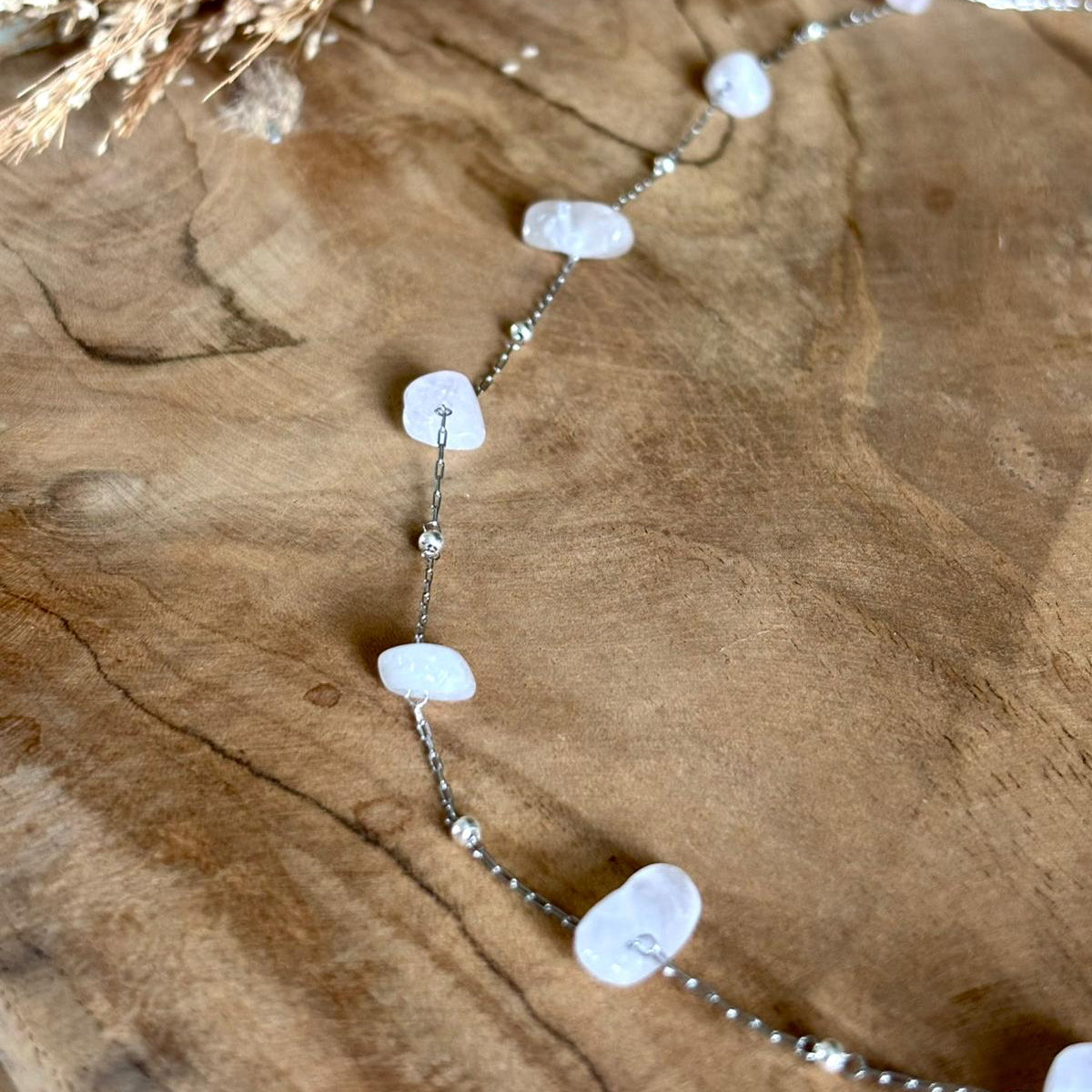 Detail van zilverkleurige Alba-ketting met lichtroze rozenkwarts