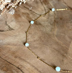 Detail van goudkleurige Alba-ketting met witte howlietstenen