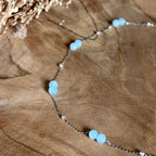 Detail van zilverkleurige Lumi-ketting met aquamarijnstenen