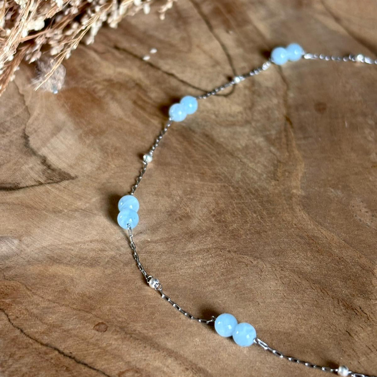 Detail van zilverkleurige Lumi-ketting met aquamarijnstenen
