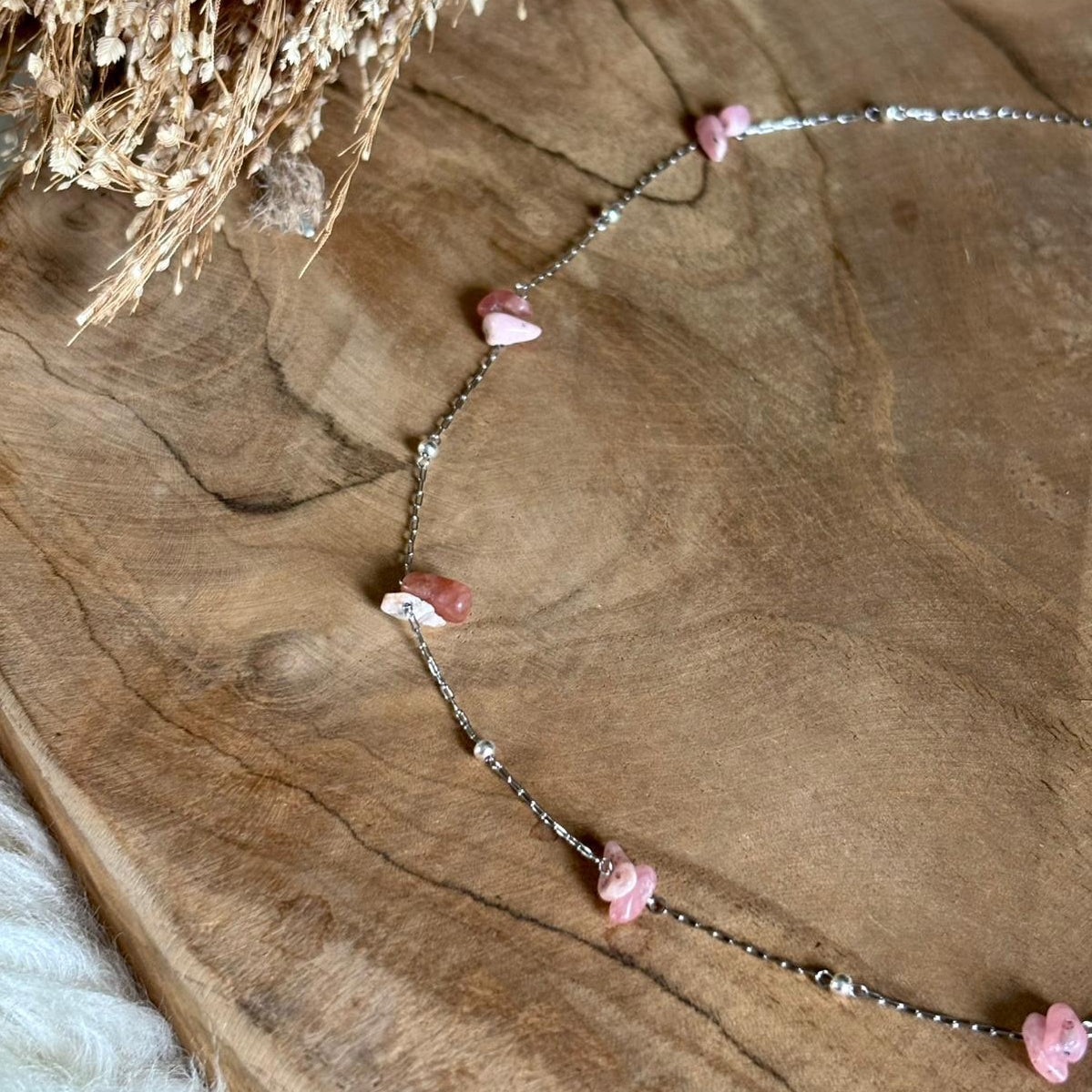 Detail van zilverkleurige Lumi-ketting met rhodochrosietstenen