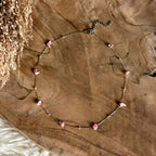 Zilverkleurige ketting Lumi met roze rhodochrosiet op hout