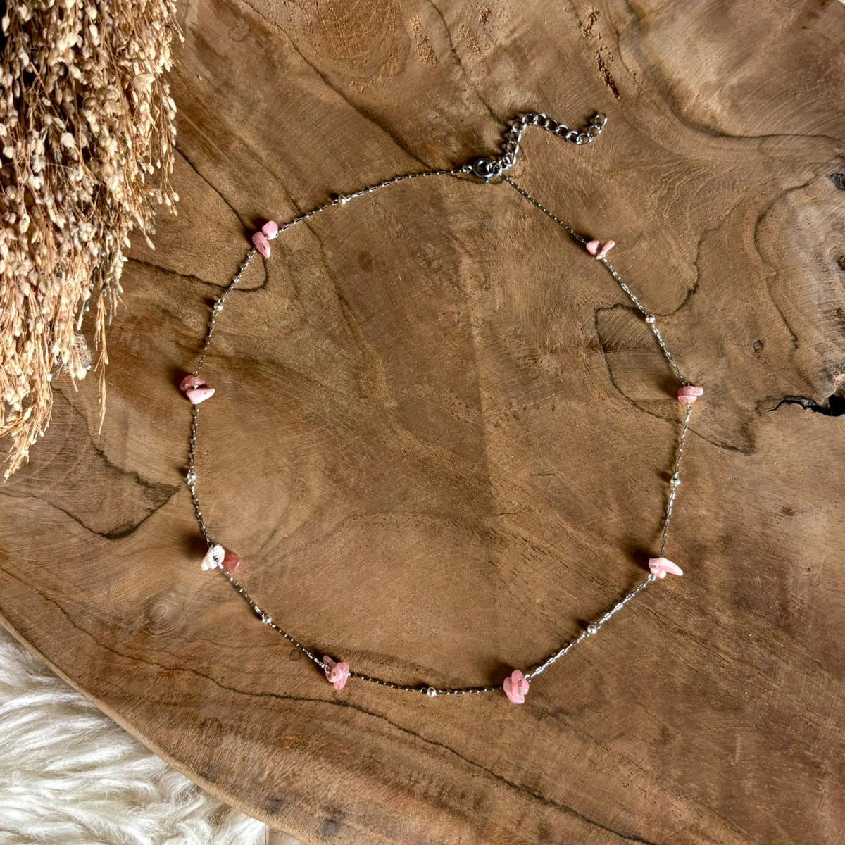 Zilverkleurige ketting Lumi met roze rhodochrosiet op hout