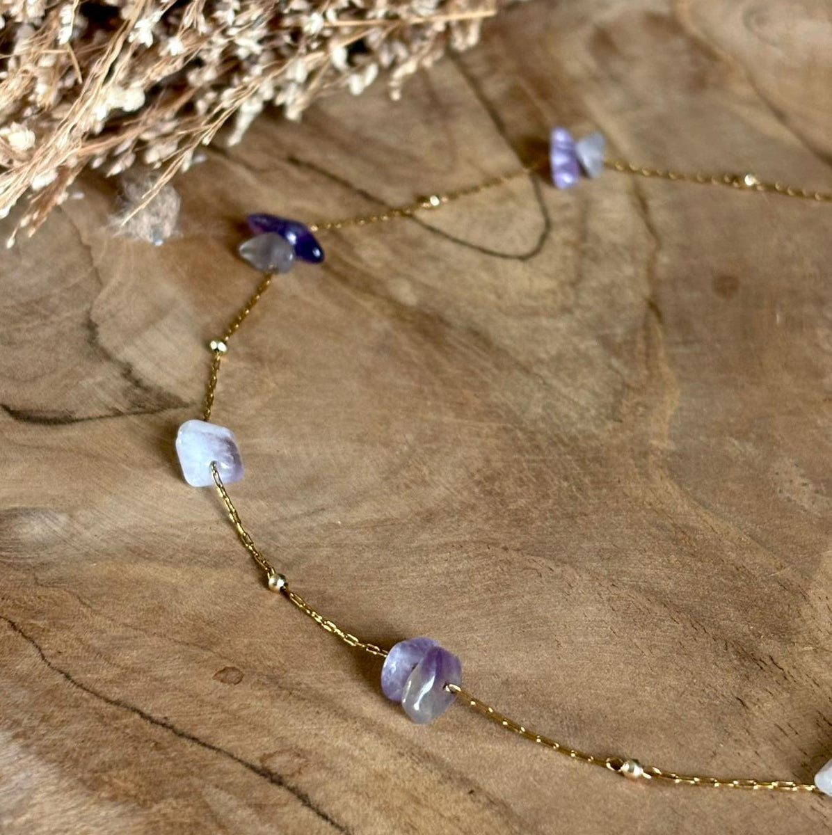 Detail van goudkleurige Lumi-ketting met amethiststenen