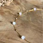 Detail van goudkleurige Alba-ketting met natuurlijke rozenkwartsstenen