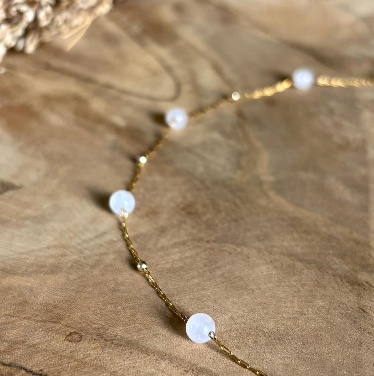 Detail van goudkleurige Alba-ketting met natuurlijke rozenkwartsstenen