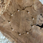 Goudkleurige ketting Alba met natuurlijk gevormde rozenkwarts op hout