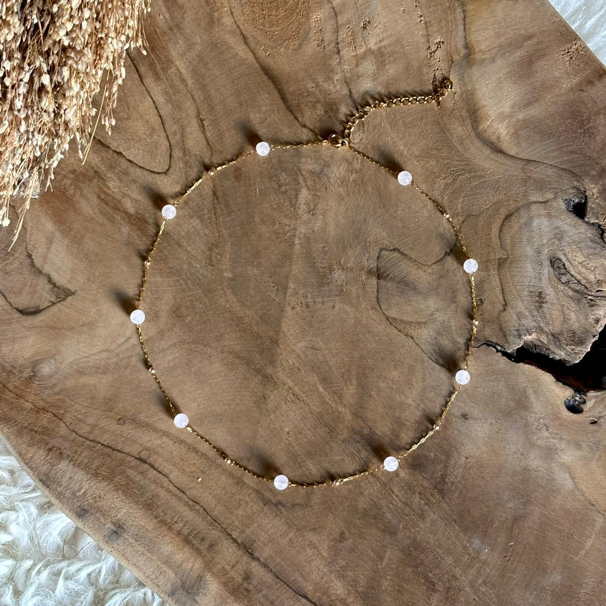 Goudkleurige ketting Alba met natuurlijk gevormde rozenkwarts op hout