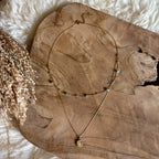 Close-up van goudkleurige Layered ketting Stella met kraaltjes en hanger