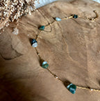 Detail van goudkleurige ketting Lumi met groene mosagaat