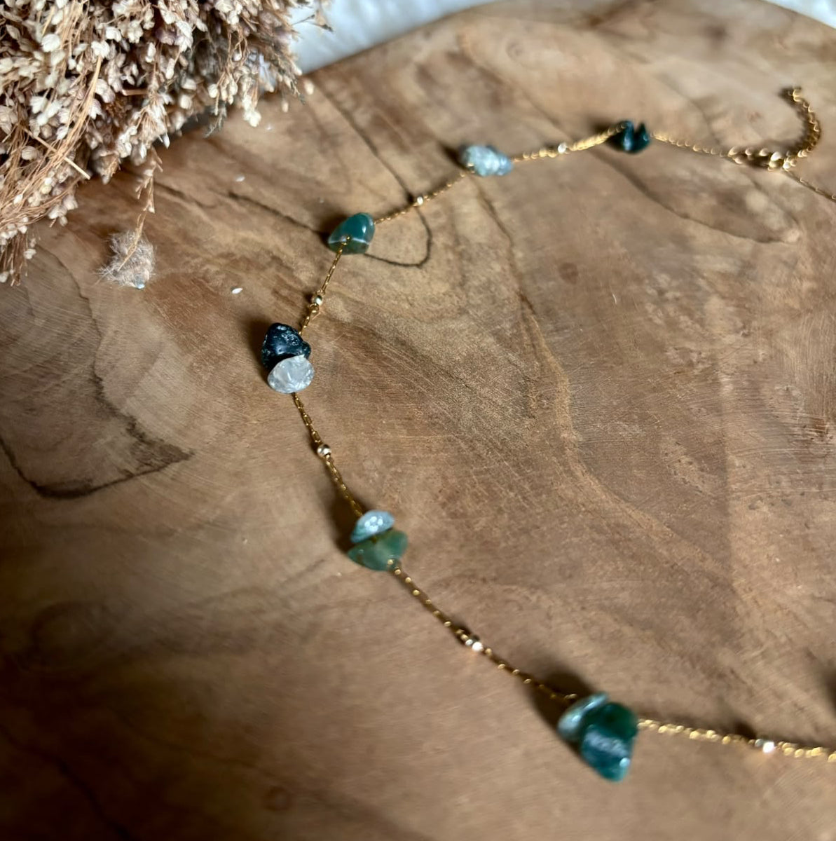 Detail van goudkleurige ketting Lumi met groene mosagaat