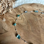 Detail van zilverkleurige ketting Lumi met groene mosagaat