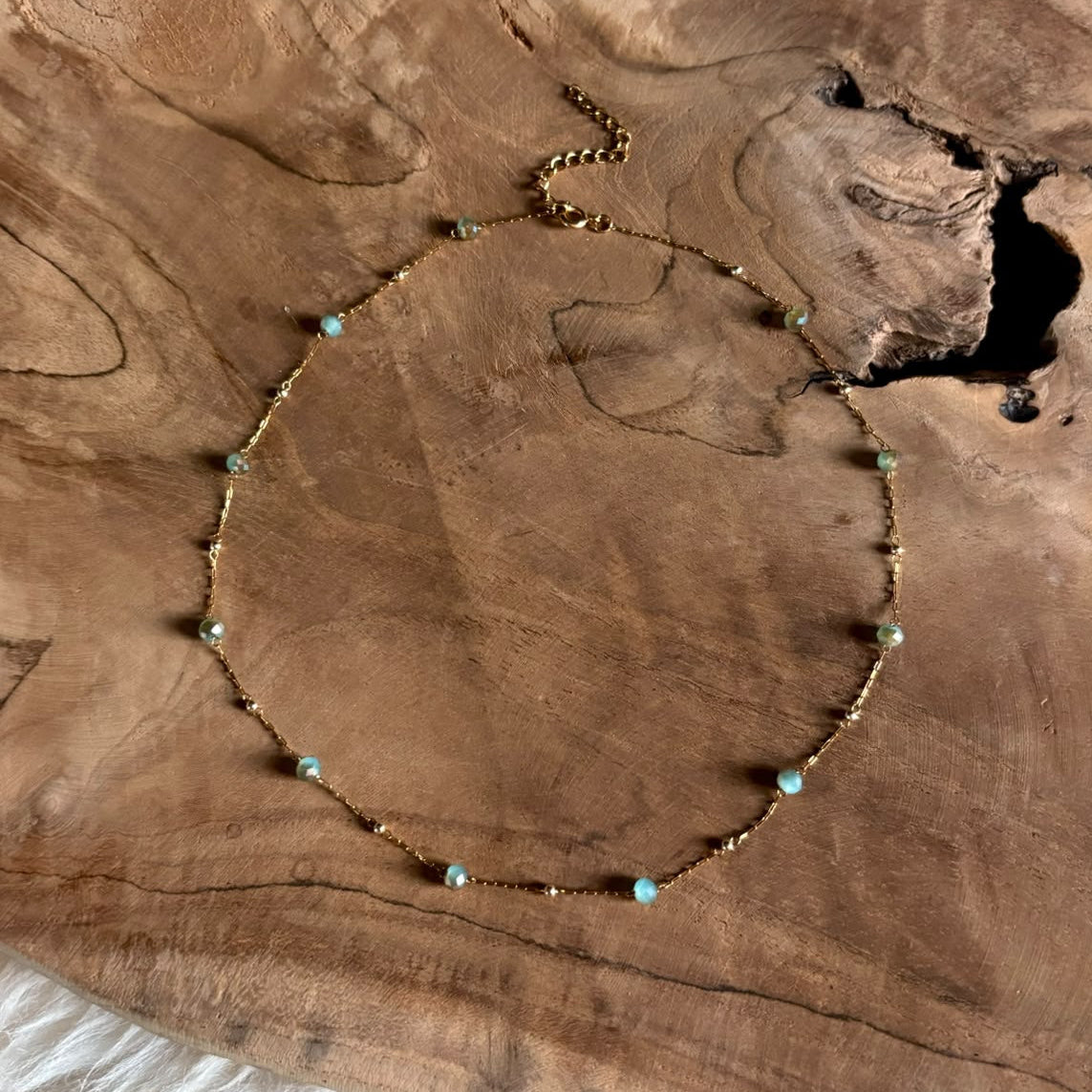 Goudkleurige ketting Isla Zeegroen met facetkraaltjes